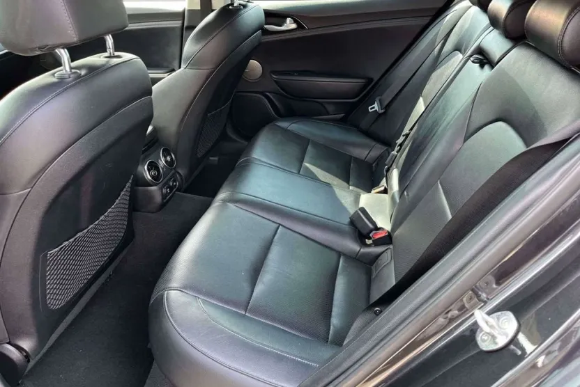 2019 Kia Stinger Premium photo 1