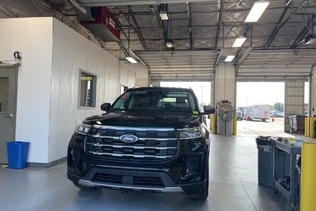 2025 Ford Explorer photo 1