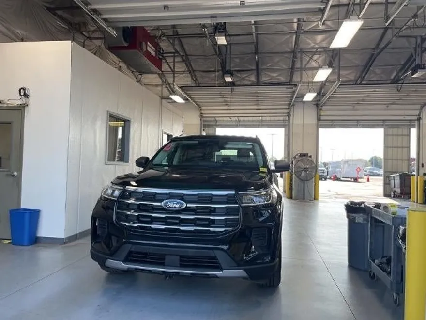 2025 Ford Explorer photo 1