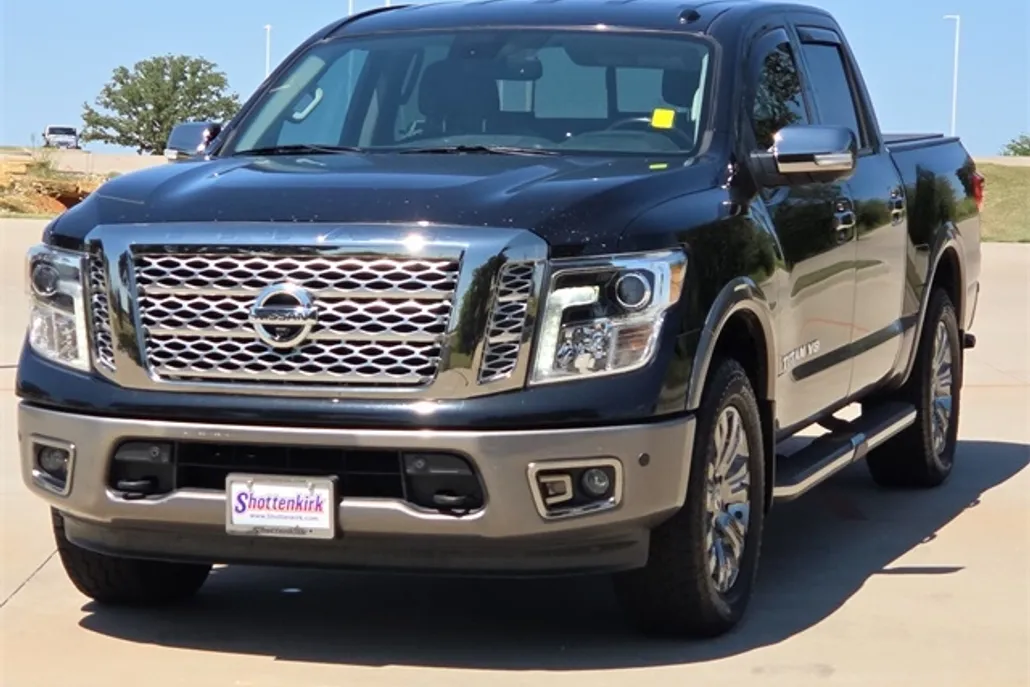 2018 Nissan Titan Platinum Reserve Crew Cab photo 1
