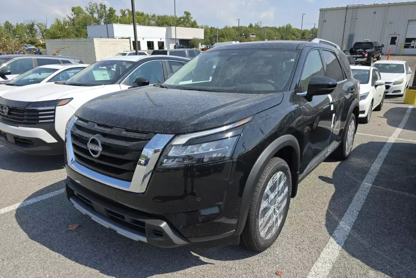 2025 Nissan Pathfinder Platinum photo 1