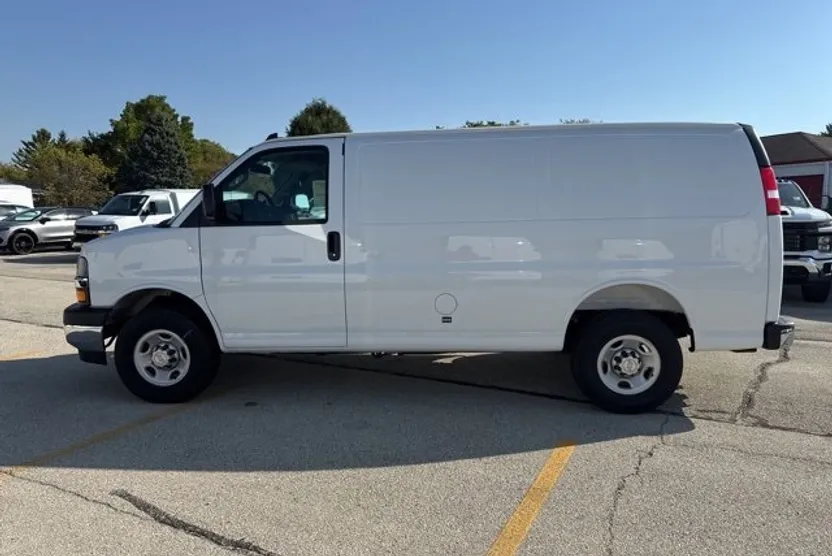 2025 Chevrolet Express Cargo 3500 photo 1