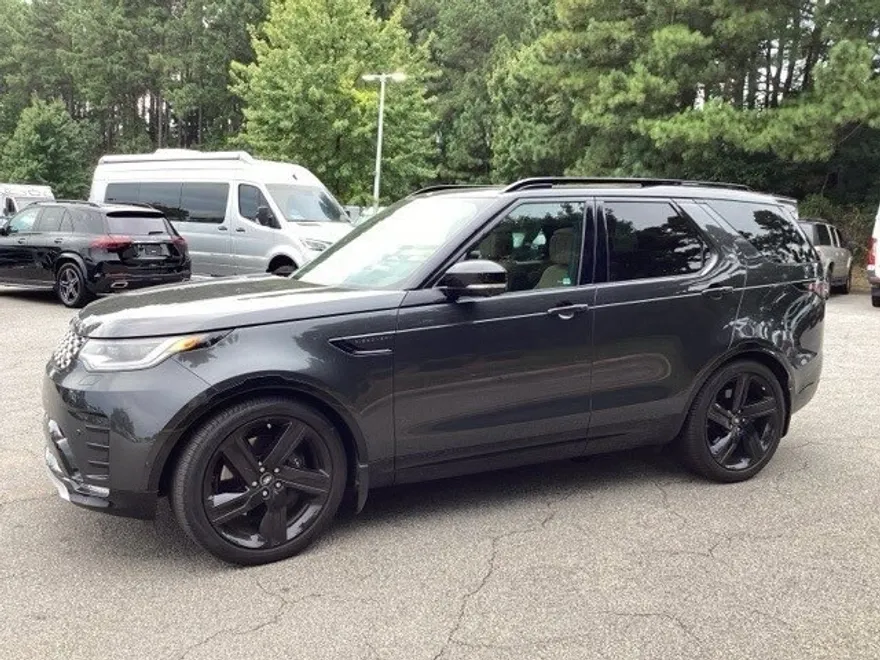2024 Land Rover Discovery Metropolitan Edition photo 1