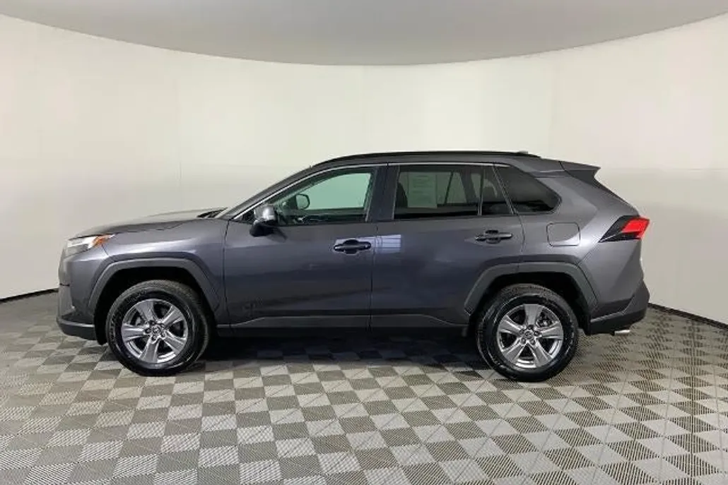 2024 Toyota RAV4 XLE photo 1