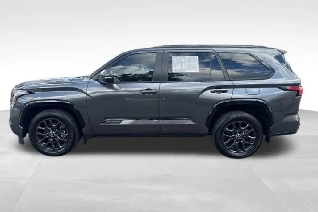 2024 Toyota Sequoia SR5 photo 1