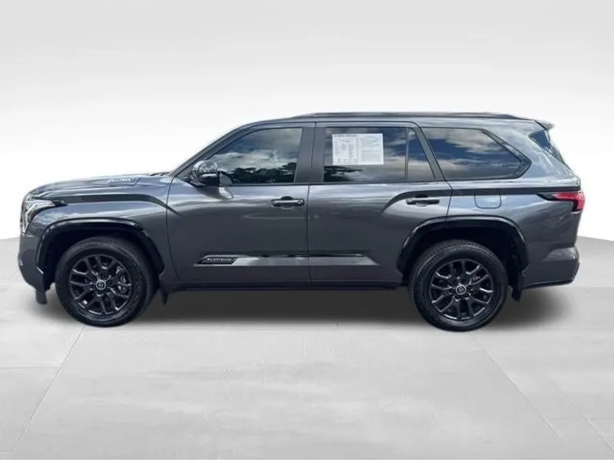 2024 Toyota Sequoia SR5 photo 1