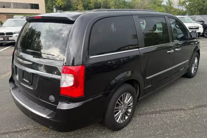 2014 Chrysler Town & Country photo 1