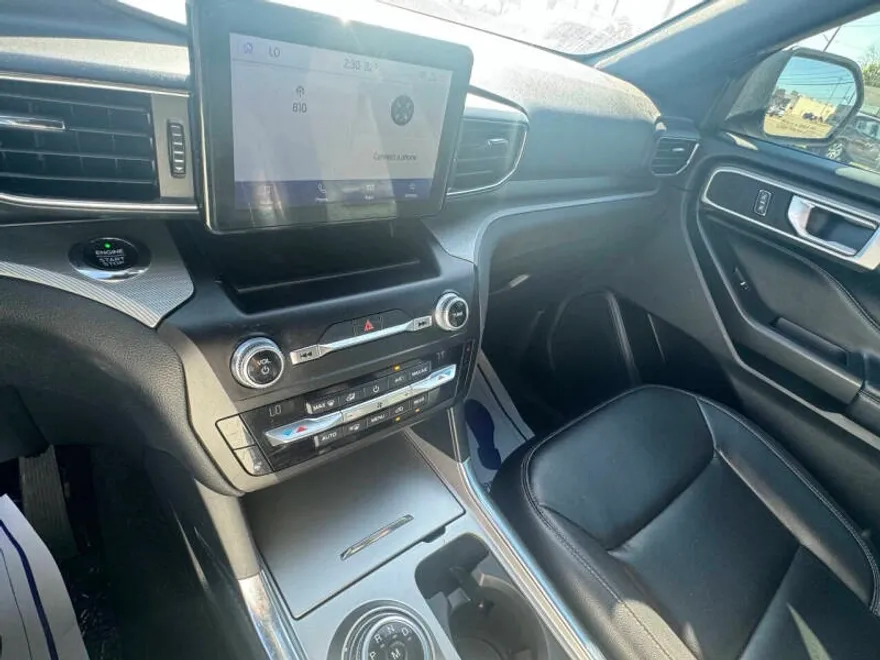 2020 Ford Explorer XLT photo 1