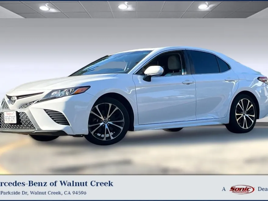 2018 Toyota Camry SE photo 1