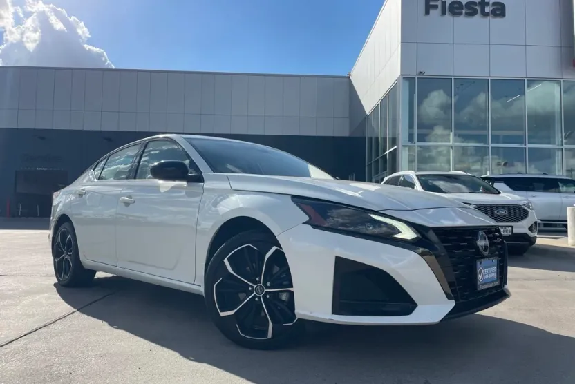 2023 Nissan Altima 2.5 SR photo 1