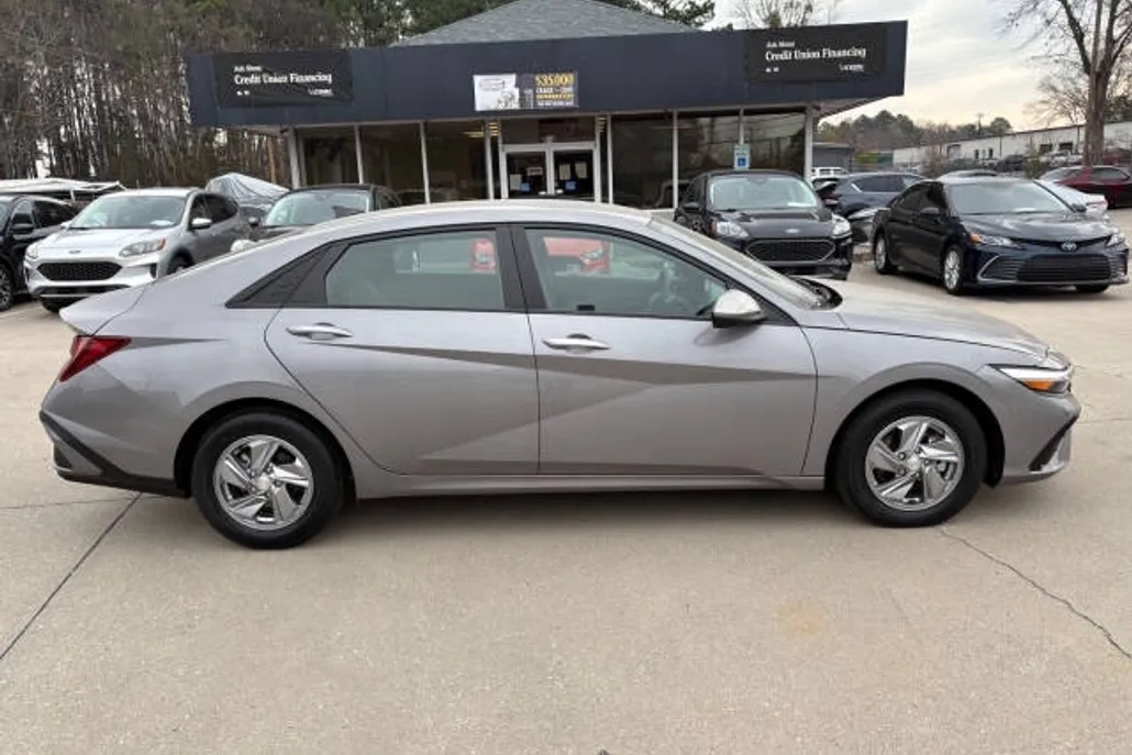 2024 Hyundai Elantra SE photo 1