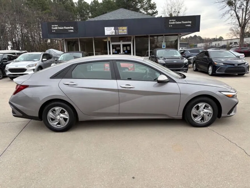 2024 Hyundai Elantra SE photo 1