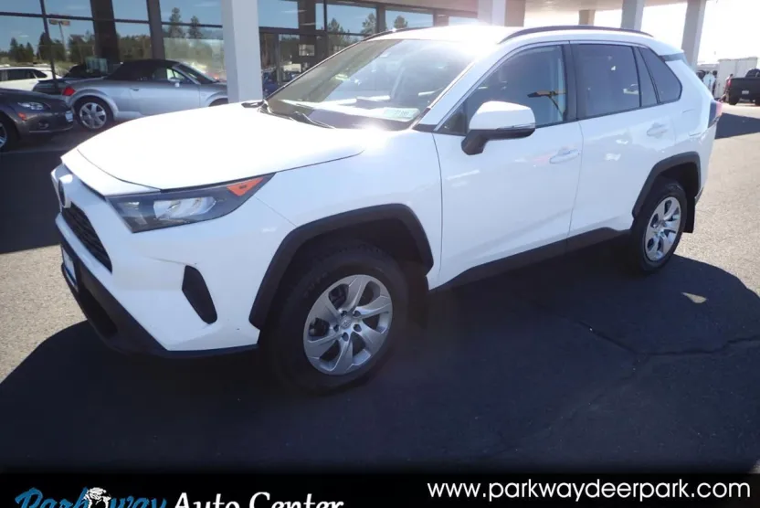 2021 Toyota RAV4 LE photo 1