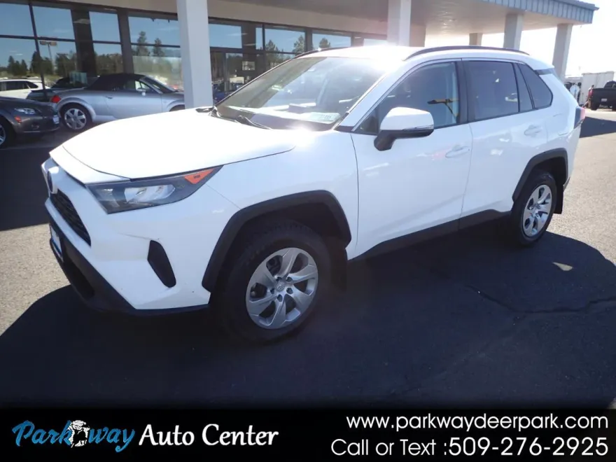 2021 Toyota RAV4 LE photo 1