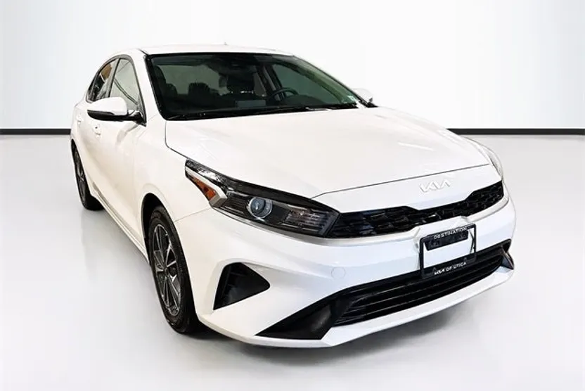 2024 Kia Forte LXS photo 1