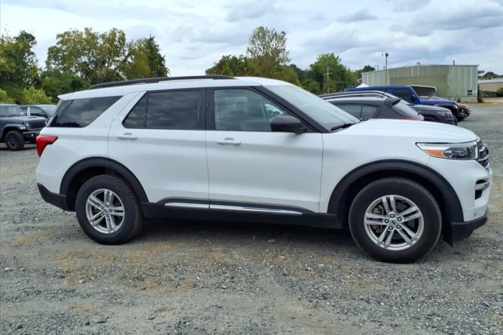 2024 Ford Explorer XLT photo 1