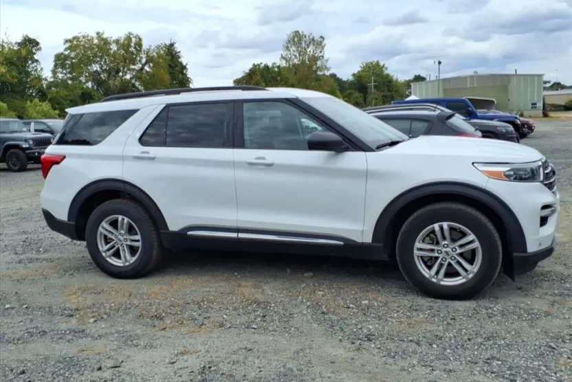 2024 Ford Explorer XLT photo 1