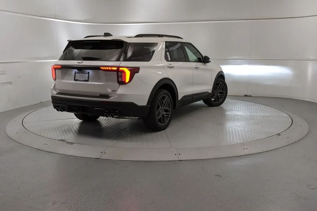 2025 Ford Explorer ST photo 1