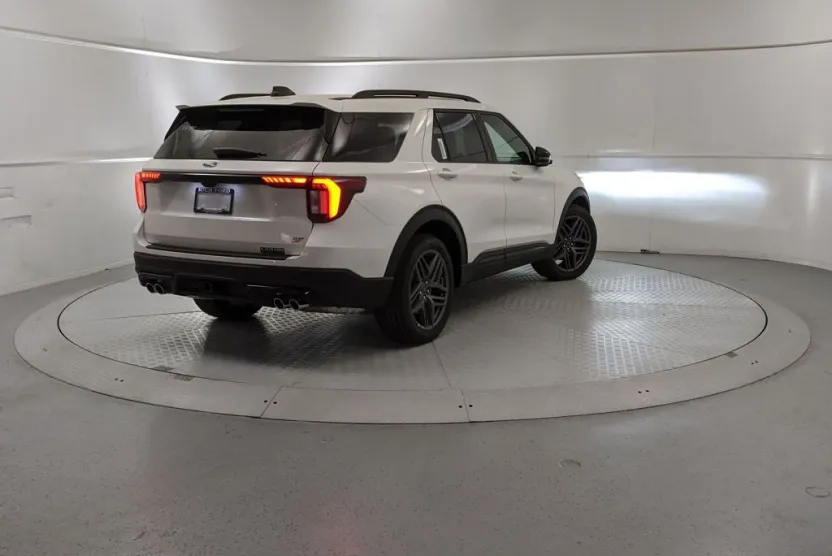 2025 Ford Explorer ST photo 1