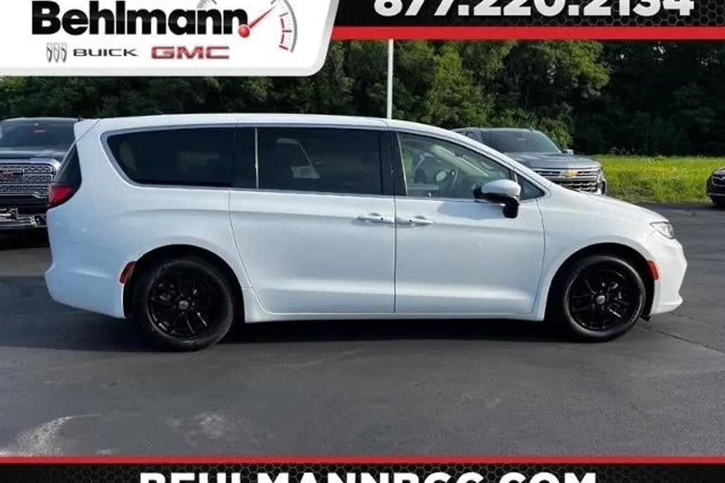 2023 Chrysler Pacifica Touring L photo 1