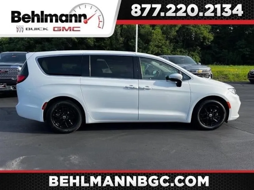 2023 Chrysler Pacifica Touring L photo 1
