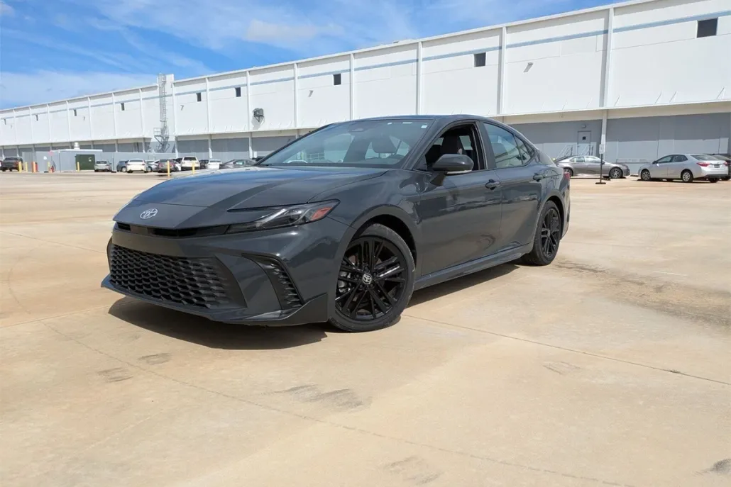 2025 Toyota Camry SE photo 1