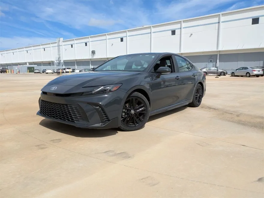 2025 Toyota Camry SE photo 1