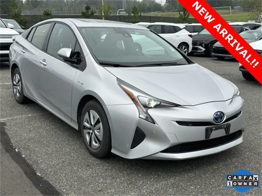 2017 Toyota Prius Four photo 1