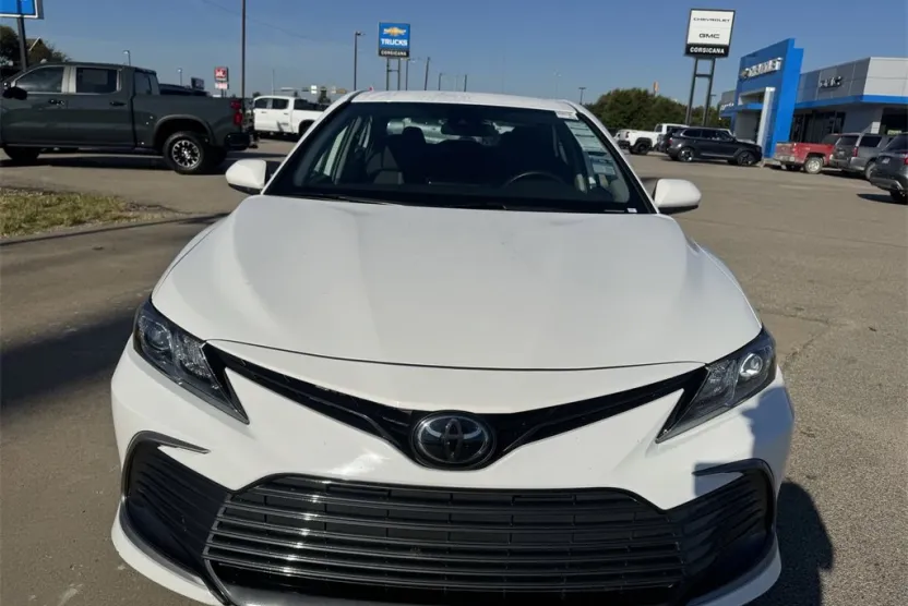 2023 Toyota Camry LE photo 1