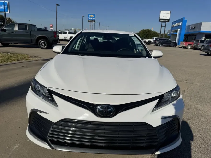 2023 Toyota Camry LE photo 1