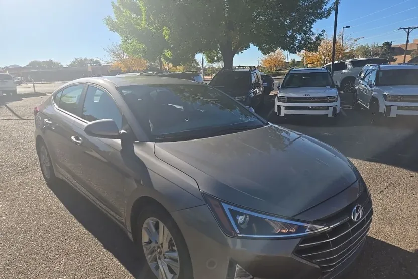 2020 Hyundai Elantra SEL photo 1