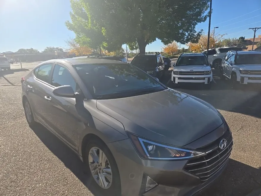 2020 Hyundai Elantra SEL photo 1