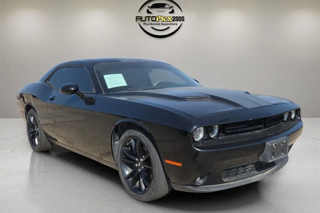 2017 Dodge Challenger SXT photo 1