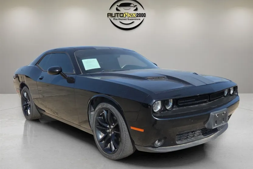 2017 Dodge Challenger SXT photo 1