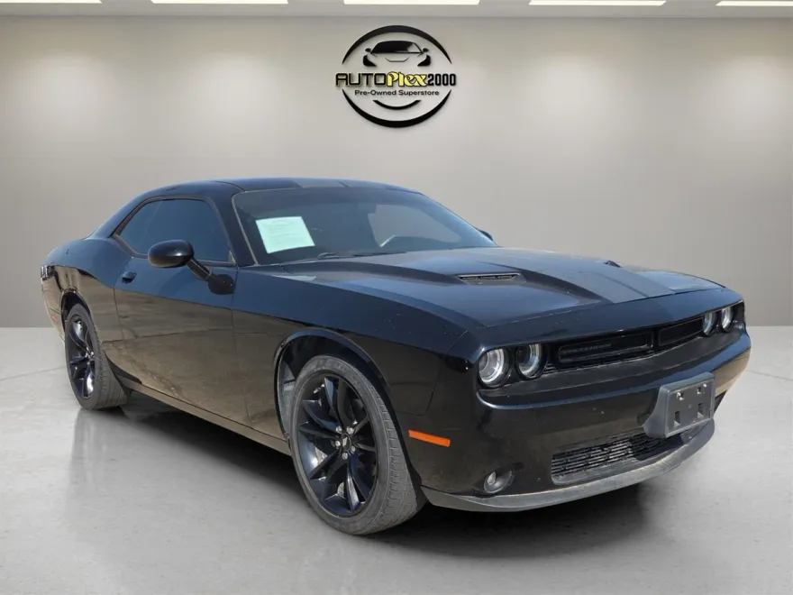 2017 Dodge Challenger SXT photo 1
