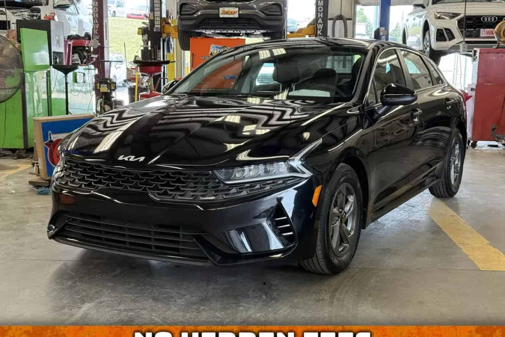 2023 Kia K5 LXS photo 1