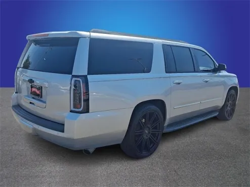 2018 Chevrolet Suburban LT photo 4