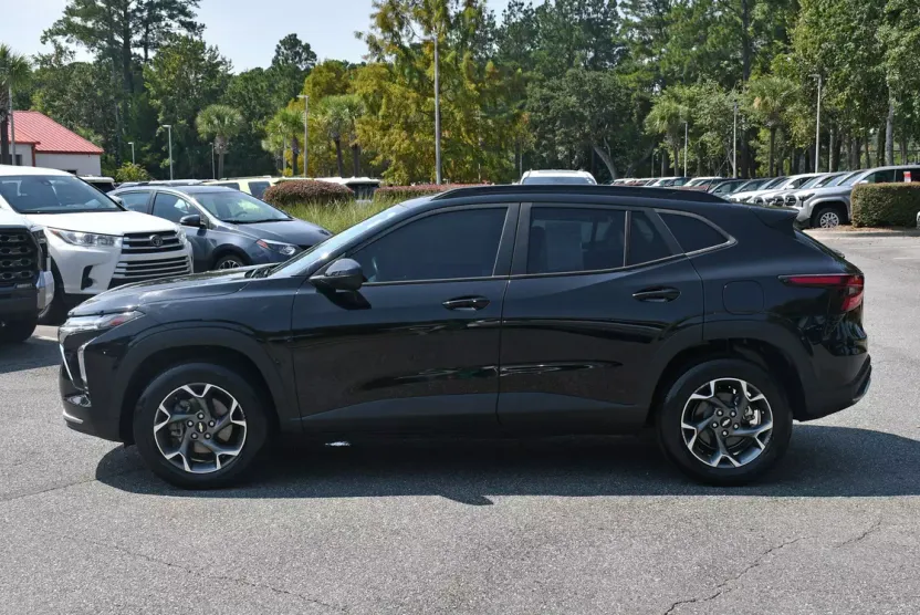 2024 Chevrolet Trax LT photo 1