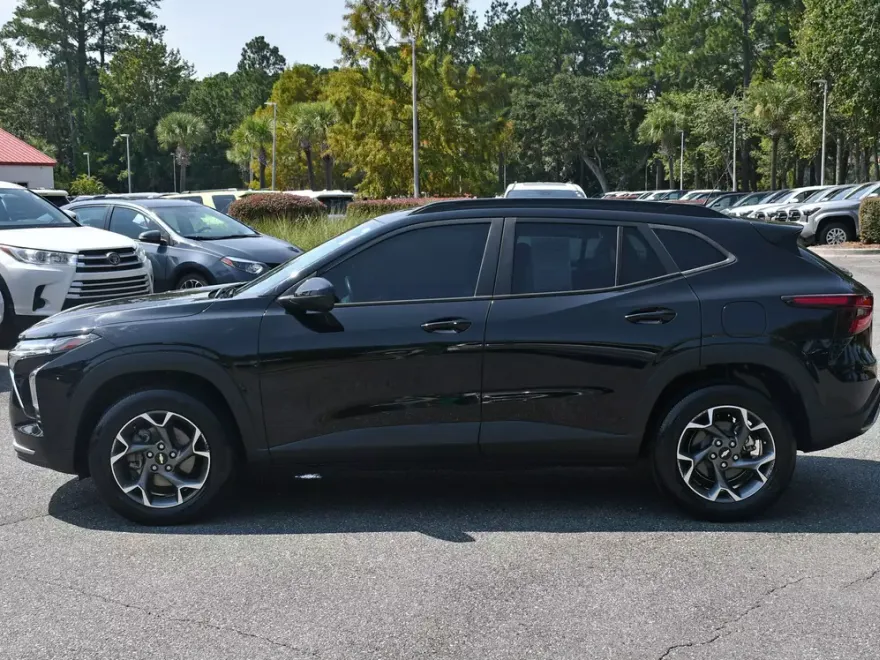 2024 Chevrolet Trax LT photo 1