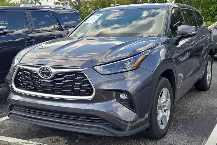 2022 Toyota Highlander LE photo 1