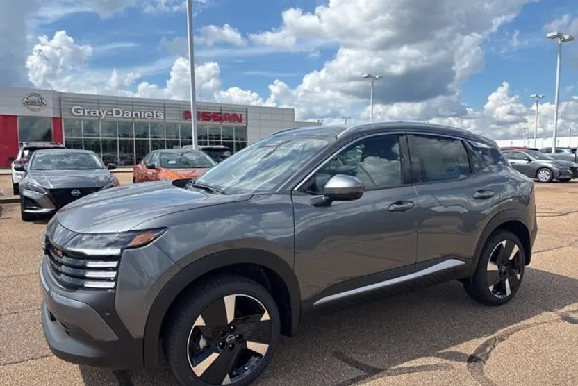 2025 Nissan Kicks SR photo 1