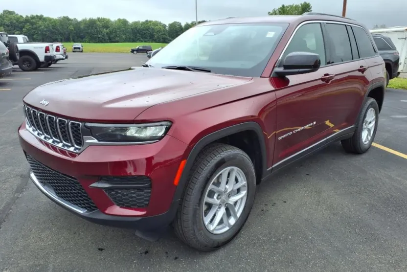 2025 Jeep Grand Cherokee Laredo photo 1