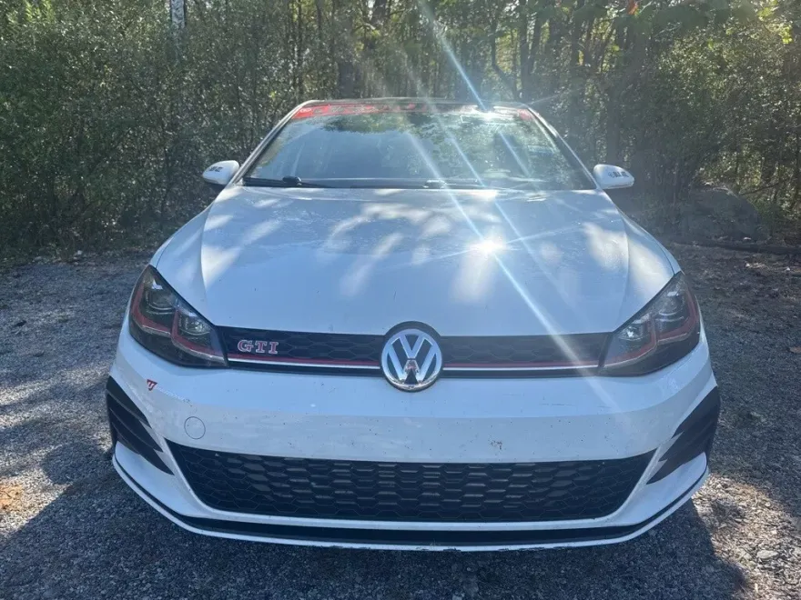 2019 Volkswagen Golf GTI SE photo 1