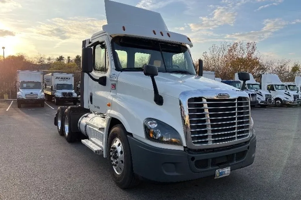 2020 Freightliner Cascadia 125" Sleeper Cab photo 1