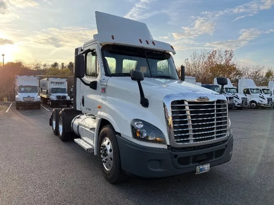2020 Freightliner Cascadia 125" Sleeper Cab photo 1