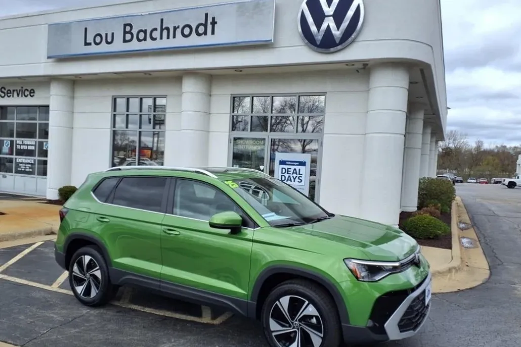 2025 Volkswagen Taos SE photo 1
