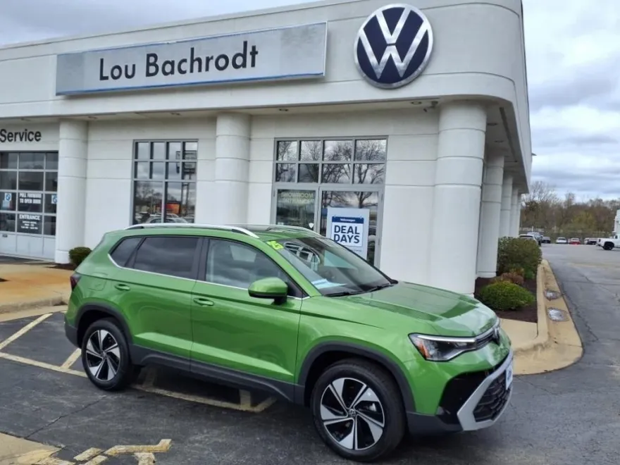 2025 Volkswagen Taos SE photo 1
