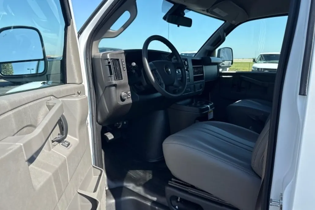 2025 Chevrolet Express Cargo 2500 photo 1
