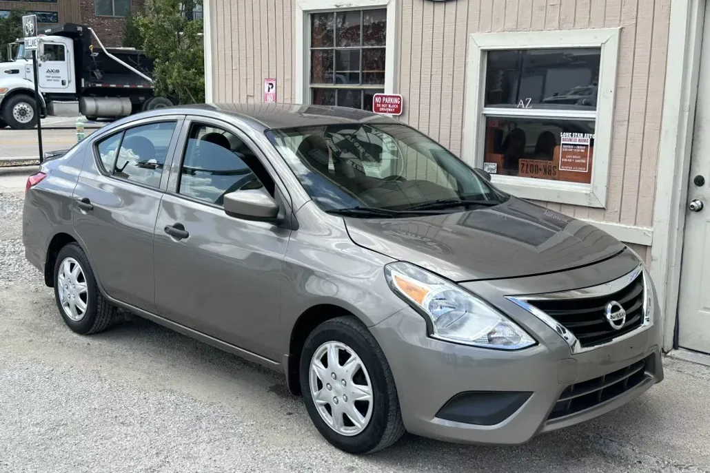 2017 Nissan Versa SV photo 1