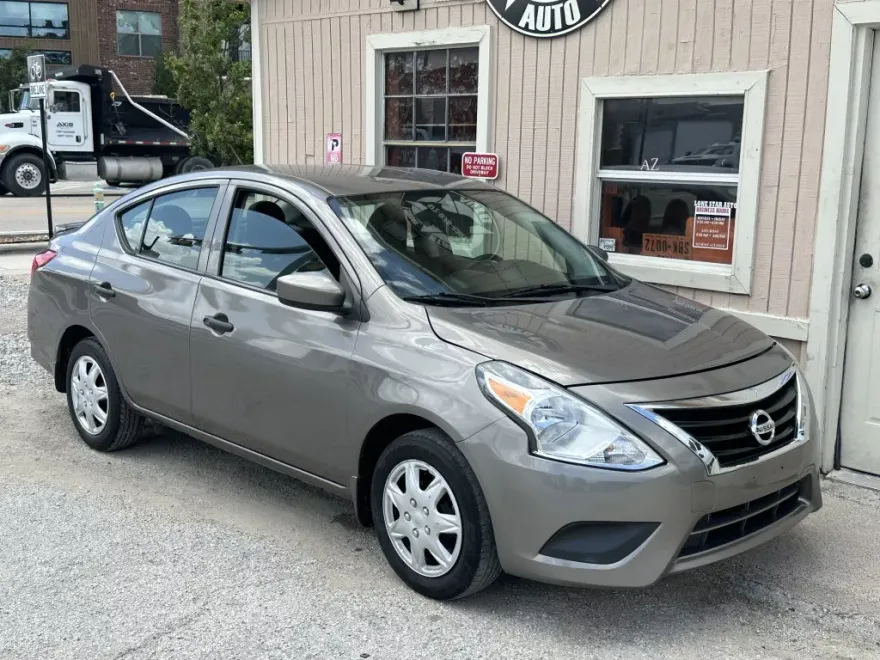 2017 Nissan Versa SV photo 1